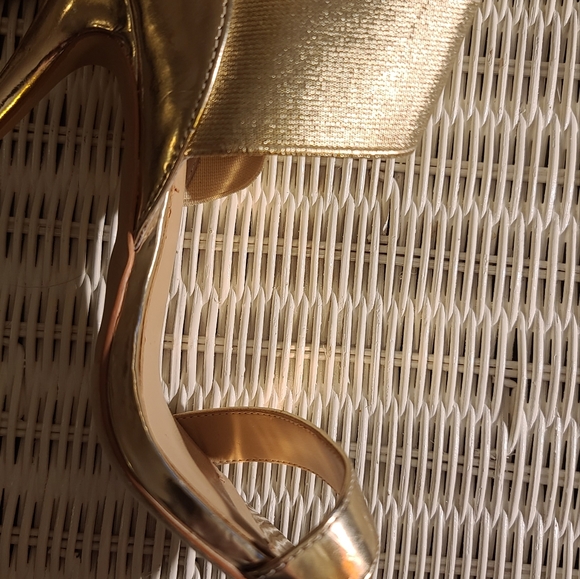 BEAUTIFUL  METALLIC  GOLD HEELS - Picture 8 of 16